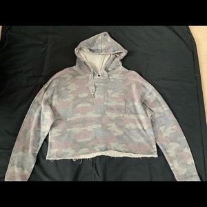 Camo cropped hoodie